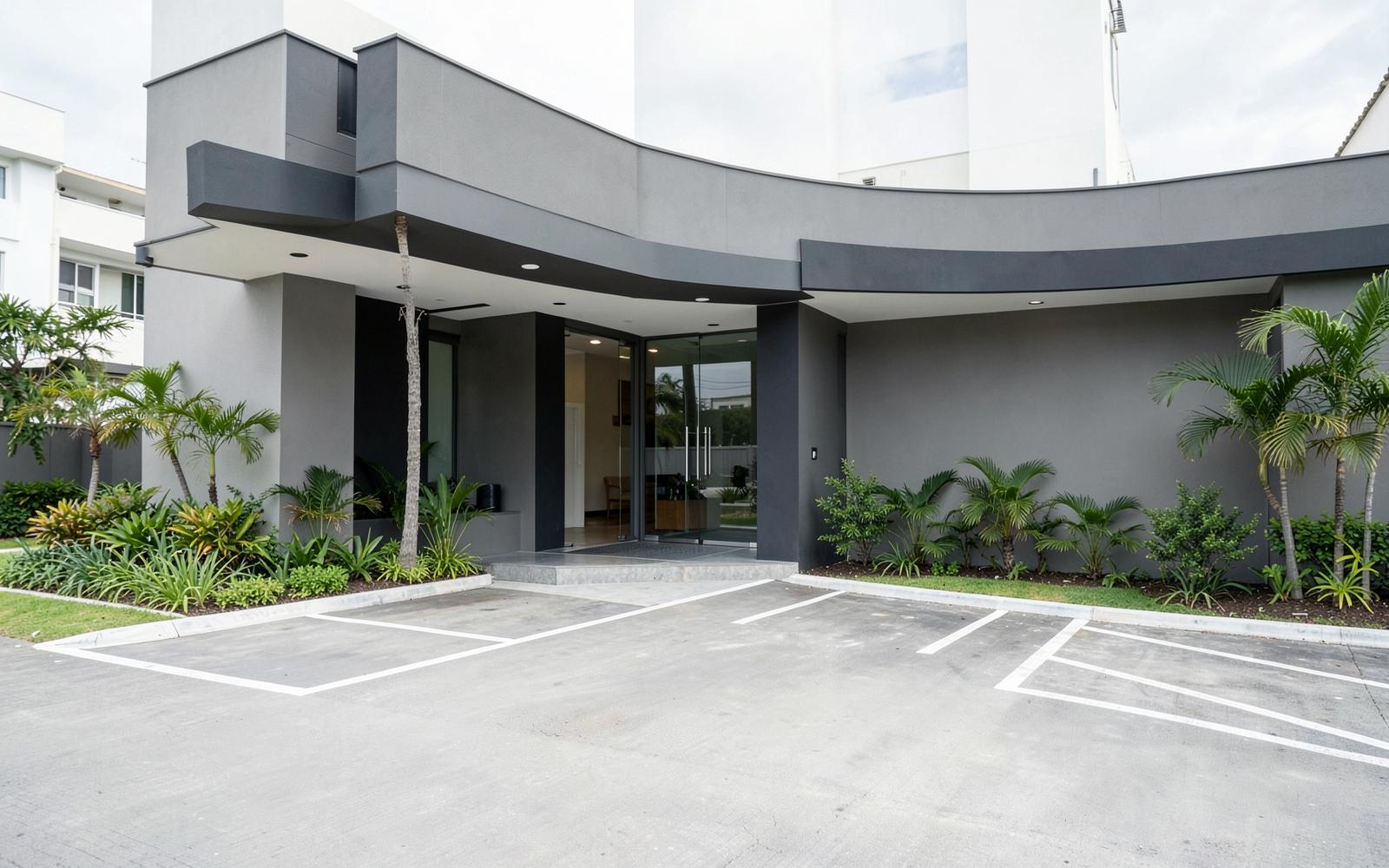 Área externa comercial limpa e organizada